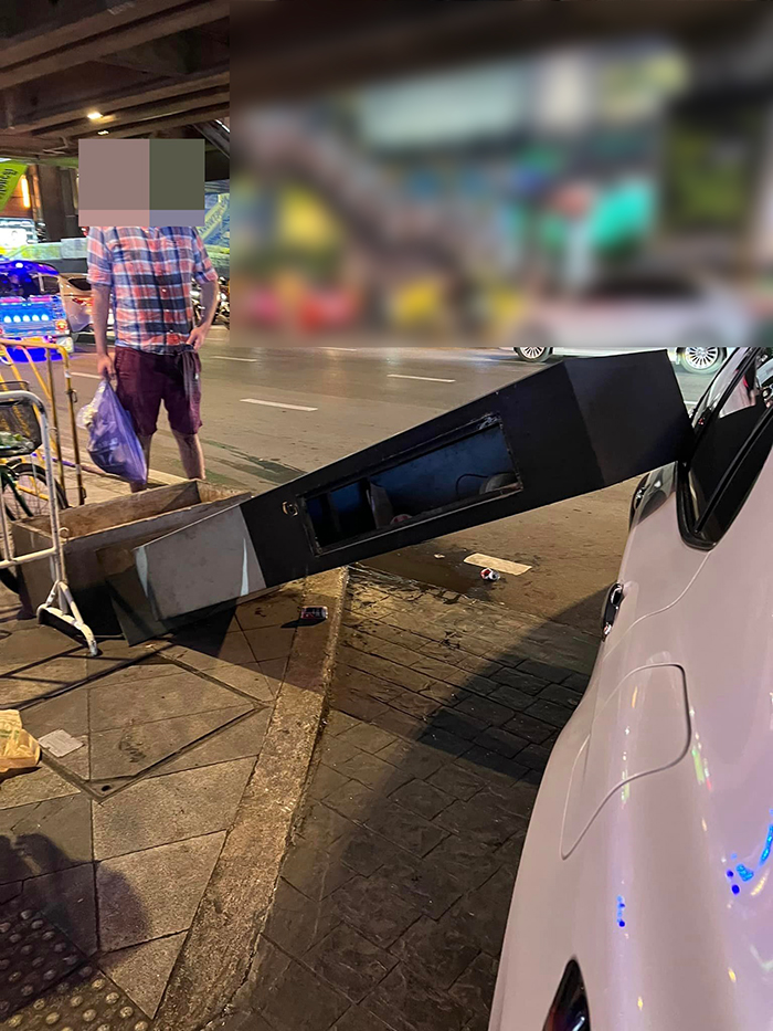 เสาล้มใส่รถที่สยาม เสาล้มใส่รถที่สยาม