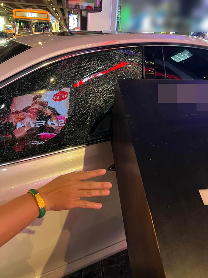 เสาล้มใส่รถที่สยาม เสาล้มใส่รถที่สยาม