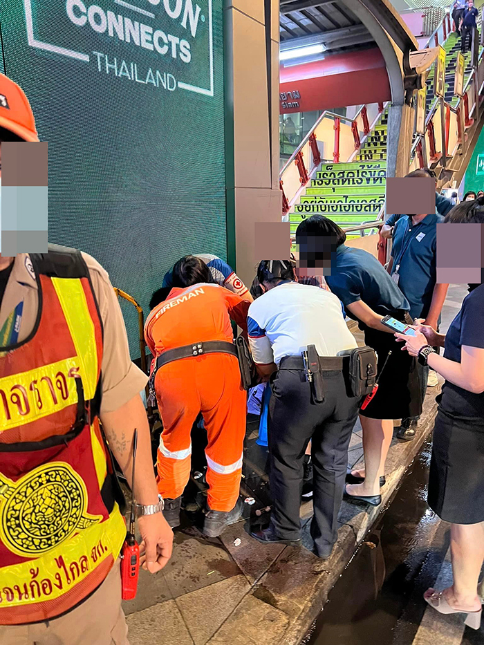 เสาล้มใส่รถที่สยาม เสาล้มใส่รถที่สยาม