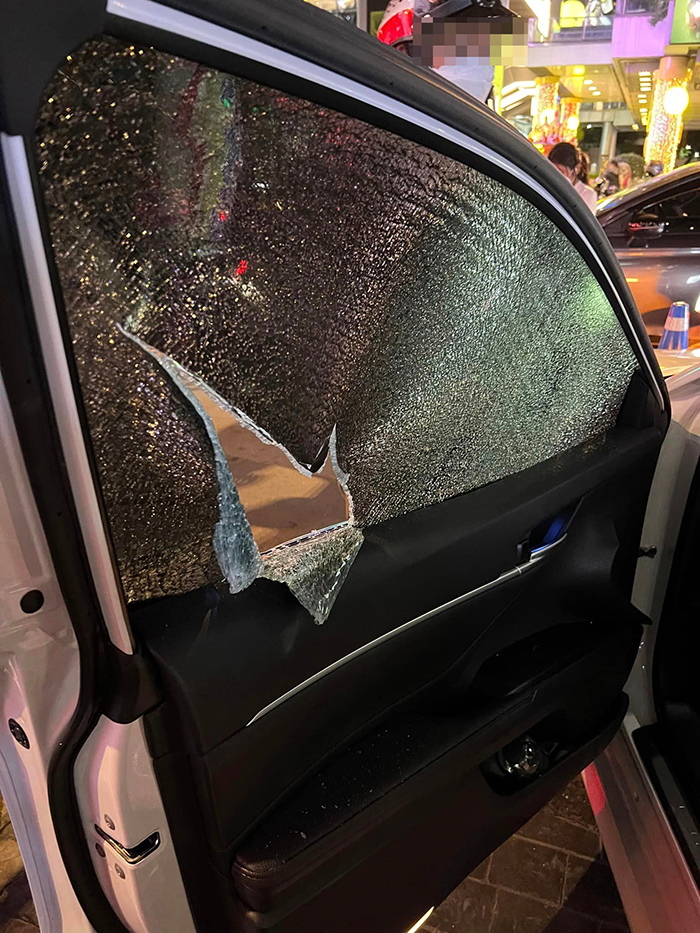 เสาล้มใส่รถที่สยาม เสาล้มใส่รถที่สยาม