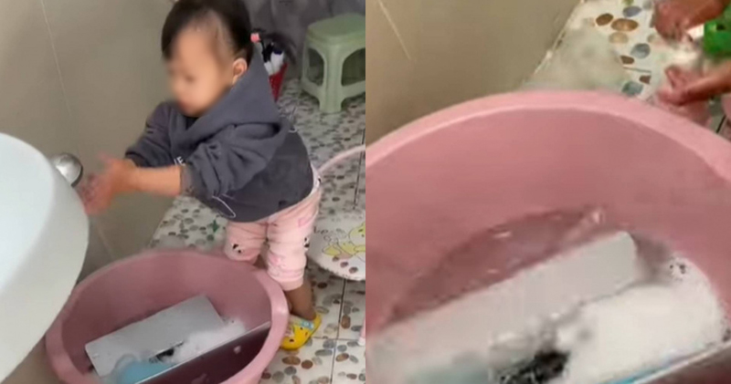 ลูก 2 ขวบ จับ Macbook ไปอาบน้ำ ลูก 2 ขวบ จับ Macbook ไปอาบน้ำ