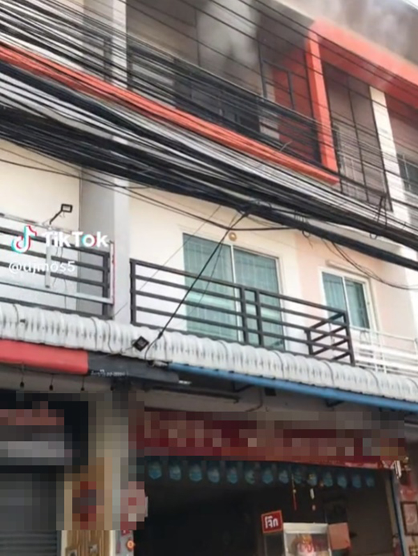 ไวรัลไฟไหม้ร้าน แต่หยุดขายของให้ลูกค้าไม่ได้ ไวรัลไฟไหม้ร้าน แต่หยุดขายของให้ลูกค้าไม่ได้