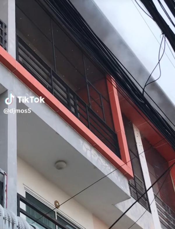 ไวรัลไฟไหม้ร้าน แต่หยุดขายของให้ลูกค้าไม่ได้ ไวรัลไฟไหม้ร้าน แต่หยุดขายของให้ลูกค้าไม่ได้