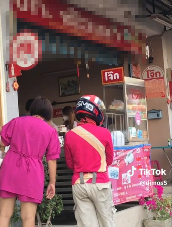 ไวรัลไฟไหม้ร้าน แต่หยุดขายของให้ลูกค้าไม่ได้ ไวรัลไฟไหม้ร้าน แต่หยุดขายของให้ลูกค้าไม่ได้