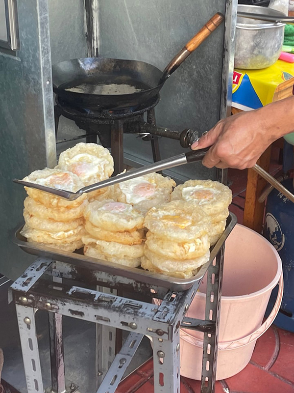 ทอดไข่ดาวยังไง ถึงออกมาฟูสวยได้แบบนี้ ทอดไข่ดาวยังไง ถึงออกมาฟูสวยได้แบบนี้