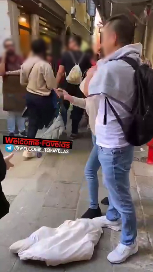 นักท่องเที่ยวจับโจรล้วงกระเป๋า นักท่องเที่ยวจับโจรล้วงกระเป๋า