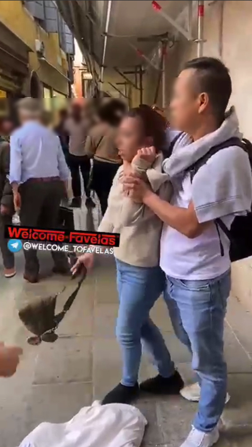 นักท่องเที่ยวจับโจรล้วงกระเป๋า นักท่องเที่ยวจับโจรล้วงกระเป๋า