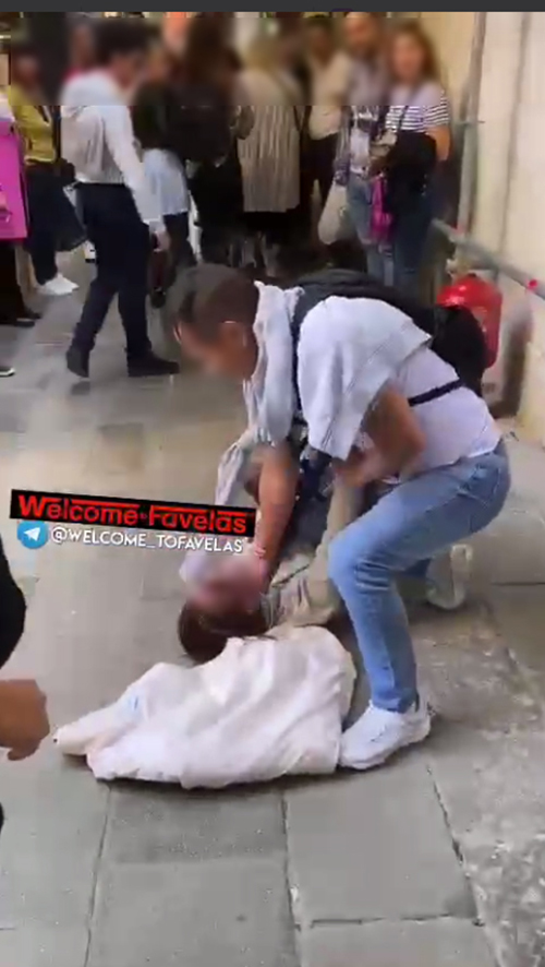 นักท่องเที่ยวจับโจรล้วงกระเป๋า นักท่องเที่ยวจับโจรล้วงกระเป๋า