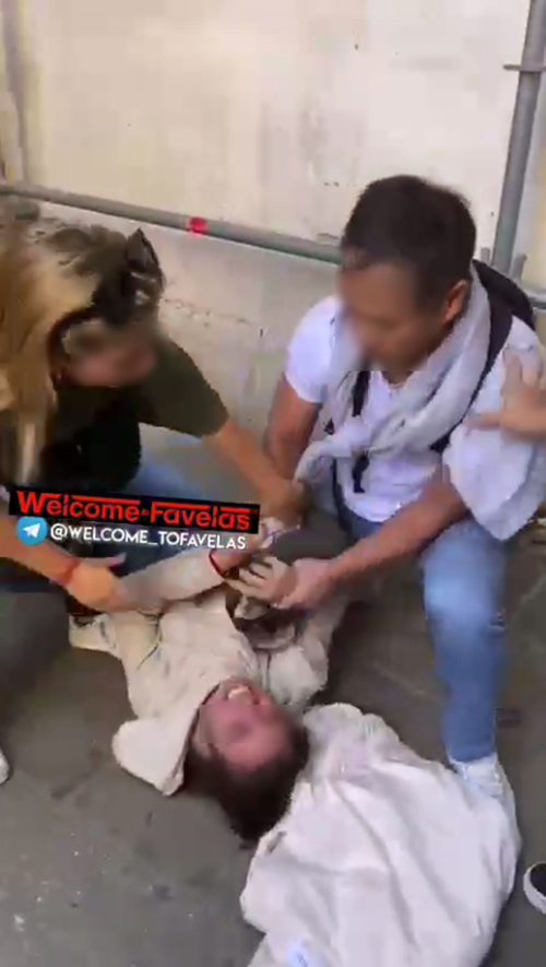 นักท่องเที่ยวจับโจรล้วงกระเป๋า นักท่องเที่ยวจับโจรล้วงกระเป๋า