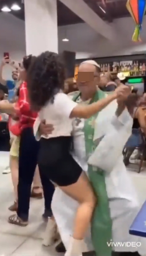 บาทหลวงโชว์แดนซ์คู่สาว บาทหลวงโชว์แดนซ์คู่สาว