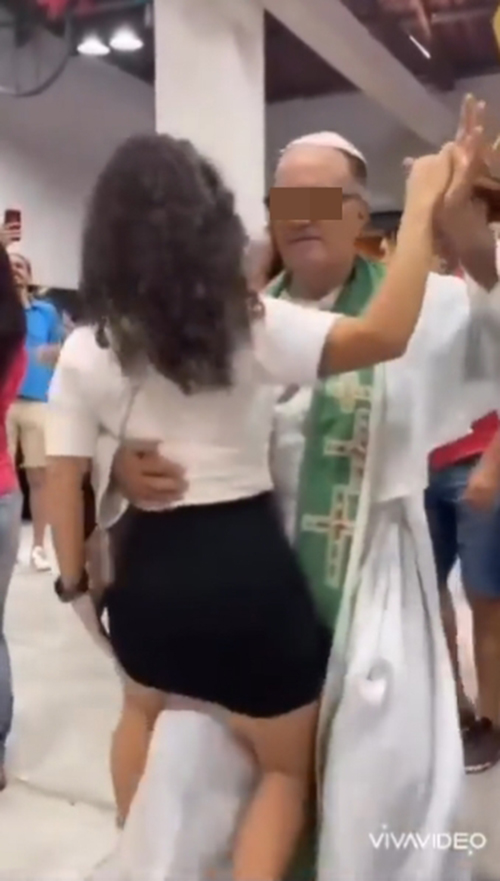 บาทหลวงโชว์แดนซ์คู่สาว บาทหลวงโชว์แดนซ์คู่สาว