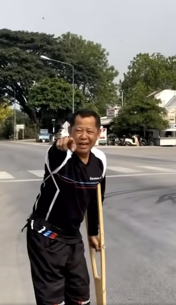 อ.เฉลิมชัย ด่ารถบรรทุก กลับรถหน้าวัดร่องขุ่น อ.เฉลิมชัย ด่ารถบรรทุก กลับรถหน้าวัดร่องขุ่น