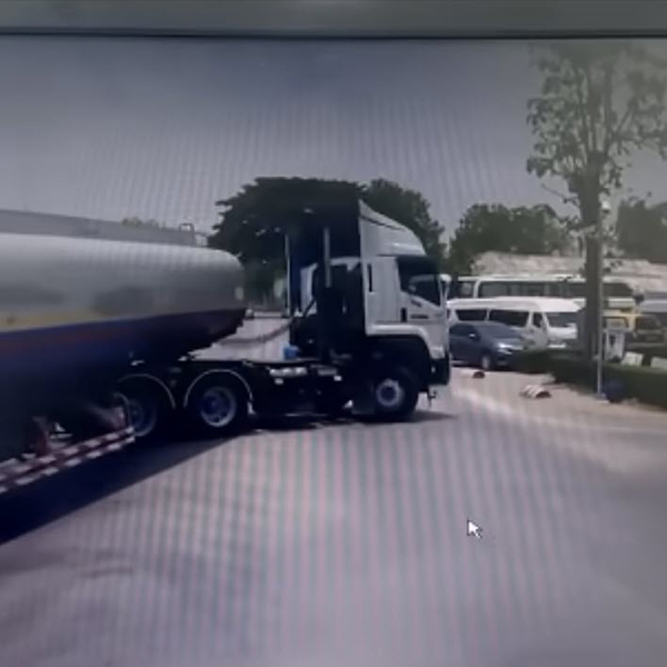 อ.เฉลิมชัย ด่ารถบรรทุก กลับรถหน้าวัดร่องขุ่น อ.เฉลิมชัย ด่ารถบรรทุก กลับรถหน้าวัดร่องขุ่น