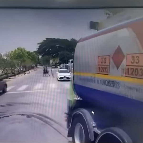 อ.เฉลิมชัย ด่ารถบรรทุก กลับรถหน้าวัดร่องขุ่น อ.เฉลิมชัย ด่ารถบรรทุก กลับรถหน้าวัดร่องขุ่น