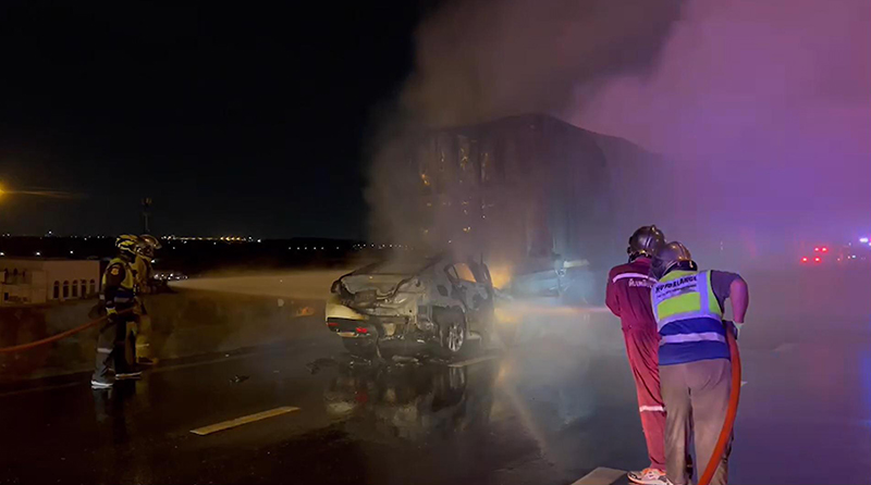 เก๋ง MG พุ่งชนรถขยะไฟลุกท่วม เก๋ง MG พุ่งชนรถขยะไฟลุกท่วม