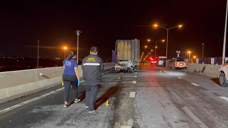 เก๋ง MG พุ่งชนรถขยะไฟลุกท่วม เก๋ง MG พุ่งชนรถขยะไฟลุกท่วม