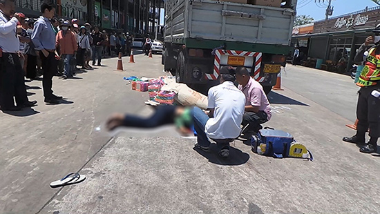 หนุ่มถูกสายไฟเกี่ยวตกรถพ่วง หนุ่มถูกสายไฟเกี่ยวตกรถพ่วง