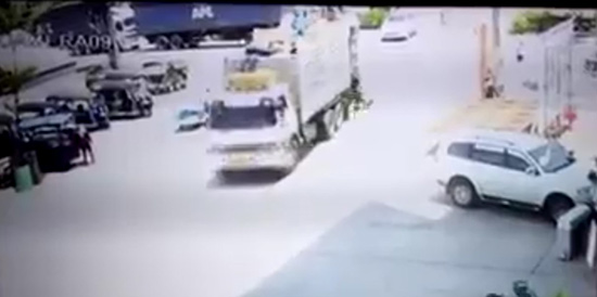 หนุ่มถูกสายไฟเกี่ยวตกรถพ่วง หนุ่มถูกสายไฟเกี่ยวตกรถพ่วง