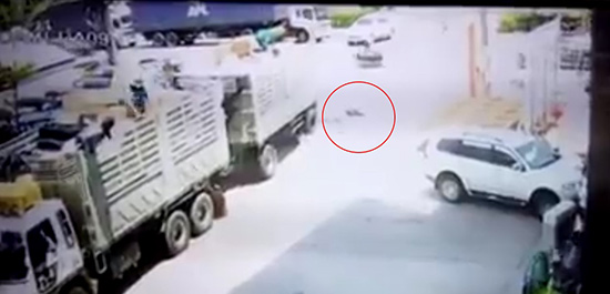 หนุ่มถูกสายไฟเกี่ยวตกรถพ่วง หนุ่มถูกสายไฟเกี่ยวตกรถพ่วง