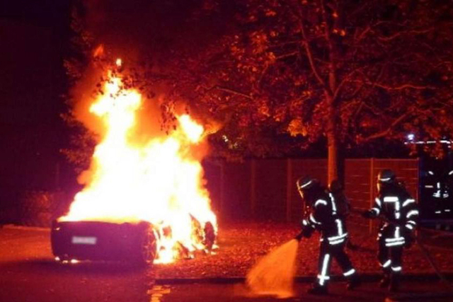 ลูกเศรษฐีจ้างคนเผารถเฟอร์รารี่ของตัวเอง หวังเคลมเงินประกันซื้อรถคันใหม่ ลูกเศรษฐีจ้างคนเผารถเฟอร์รารี่ของตัวเอง หวังเคลมเงินประกันซื้อรถคันใหม่