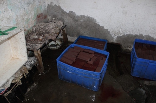 แม้แต่เลือดเป็ดยังปลอม ! ตำรวจบุกจับโรงงานเถื่อนทำเลือดเป็ดปลอมออกขาย แม้แต่เลือดเป็ดยังปลอม ! ตำรวจบุกจับโรงงานเถื่อนทำเลือดเป็ดปลอมออกขาย