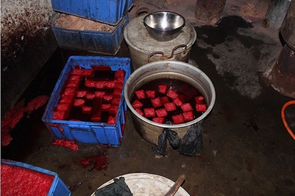 แม้แต่เลือดเป็ดยังปลอม ! ตำรวจบุกจับโรงงานเถื่อนทำเลือดเป็ดปลอมออกขาย แม้แต่เลือดเป็ดยังปลอม ! ตำรวจบุกจับโรงงานเถื่อนทำเลือดเป็ดปลอมออกขาย