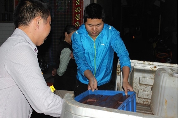 แม้แต่เลือดเป็ดยังปลอม ! ตำรวจบุกจับโรงงานเถื่อนทำเลือดเป็ดปลอมออกขาย แม้แต่เลือดเป็ดยังปลอม ! ตำรวจบุกจับโรงงานเถื่อนทำเลือดเป็ดปลอมออกขาย