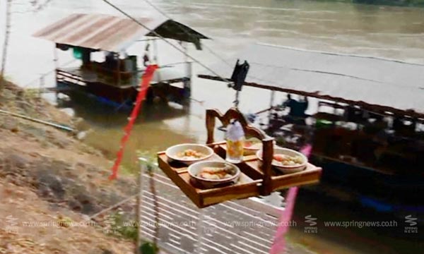 ชาวพิษณุโลกแห่กิน ก๋วยเตี๋ยวชักรอก บนแพริมน้ำน่าน ชาวพิษณุโลกแห่กิน ก๋วยเตี๋ยวชักรอก บนแพริมน้ำน่าน
