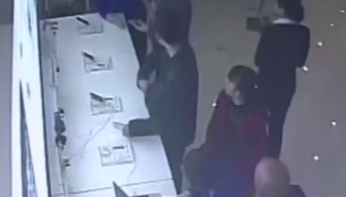 หัวขโมยทึ่ม ตัดสายยึดไอโฟน 6 กะขโมยต่อหน้าพนักงาน !! หัวขโมยทึ่ม ตัดสายยึดไอโฟน 6 กะขโมยต่อหน้าพนักงาน !!