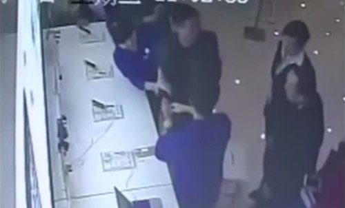 หัวขโมยทึ่ม ตัดสายยึดไอโฟน 6 กะขโมยต่อหน้าพนักงาน !! หัวขโมยทึ่ม ตัดสายยึดไอโฟน 6 กะขโมยต่อหน้าพนักงาน !!