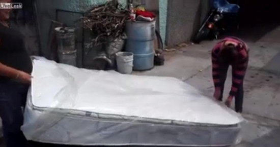 ตะลึง ! แฉสภาพด้านในที่นอนใหม่...เห็นแล้วสะเทือนใจเป็นที่สุด ตะลึง ! แฉสภาพด้านในที่นอนใหม่...เห็นแล้วสะเทือนใจเป็นที่สุด