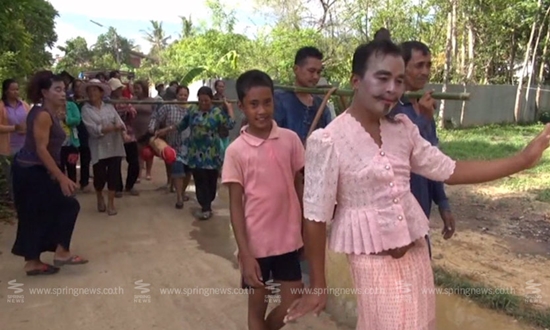 ชาวสุโขทัยจัดพิธี แห่นางแมว ขอฝนเหตุแล้งจัดจนพืชผลเสียหาย ชาวสุโขทัยจัดพิธี แห่นางแมว ขอฝนเหตุแล้งจัดจนพืชผลเสียหาย