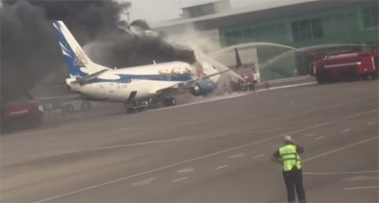 ระทึกทั้งสนามบิน ไฟไหม้เครื่องบินโบอิ้งขณะผู้โดยสารกำลังขึ้นเครื่อง ระทึกทั้งสนามบิน ไฟไหม้เครื่องบินโบอิ้งขณะผู้โดยสารกำลังขึ้นเครื่อง