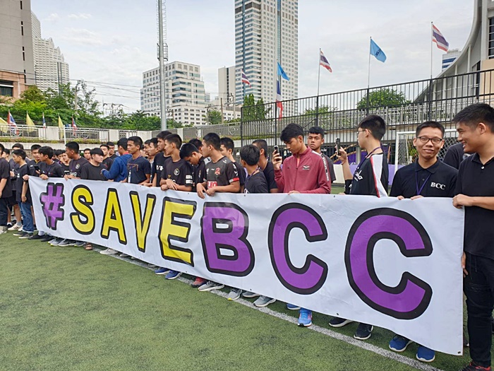 ร.ร. กรุงเทพคริสเตีย กว่า 2,000 คน ขับไล่ ผอ. ร.ร. กรุงเทพคริสเตีย กว่า 2,000 คน ขับไล่ ผอ.