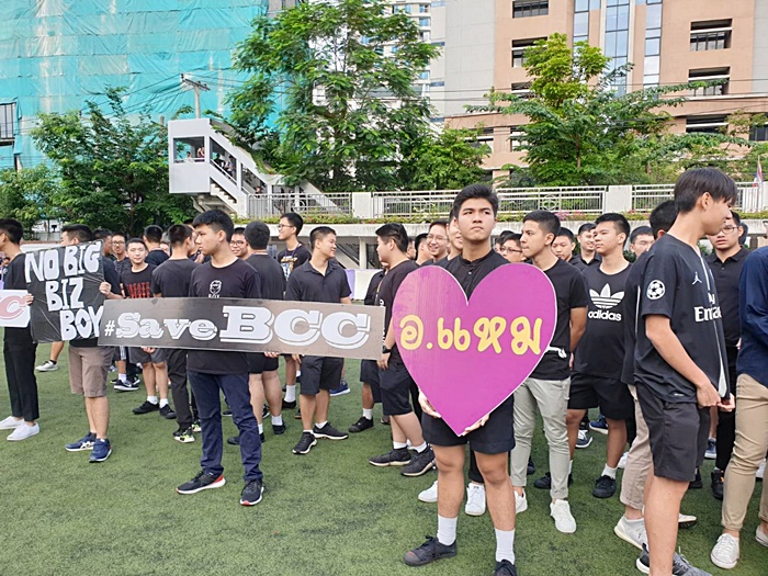 ร.ร. กรุงเทพคริสเตีย กว่า 2,000 คน ขับไล่ ผอ. ร.ร. กรุงเทพคริสเตีย กว่า 2,000 คน ขับไล่ ผอ.