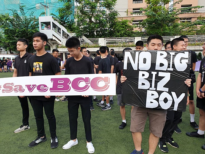 ร.ร. กรุงเทพคริสเตีย กว่า 2,000 คน ขับไล่ ผอ. ร.ร. กรุงเทพคริสเตีย กว่า 2,000 คน ขับไล่ ผอ.