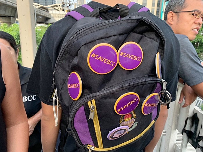 ร.ร. กรุงเทพคริสเตีย กว่า 2,000 คน ขับไล่ ผอ. ร.ร. กรุงเทพคริสเตีย กว่า 2,000 คน ขับไล่ ผอ.