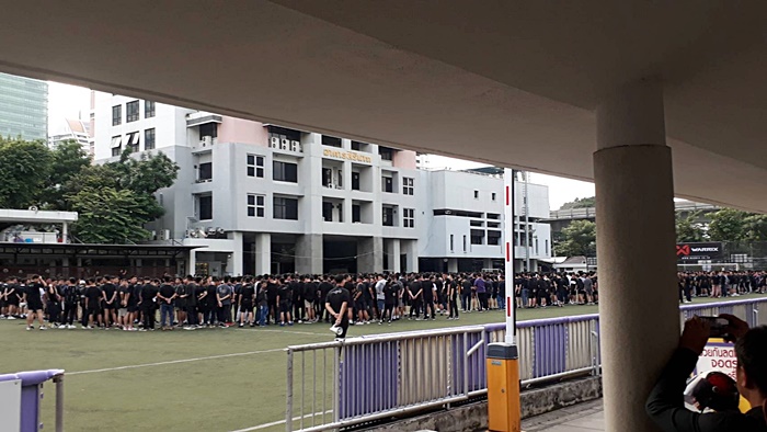 ร.ร. กรุงเทพคริสเตีย กว่า 2,000 คน ขับไล่ ผอ. ร.ร. กรุงเทพคริสเตีย กว่า 2,000 คน ขับไล่ ผอ.