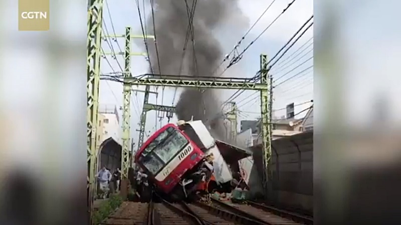 รถไฟด่วนญี่ปุ่น ชนอัดรถบรรทุก รถไฟด่วนญี่ปุ่น ชนอัดรถบรรทุก