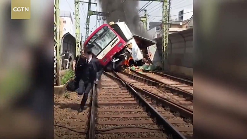 รถไฟด่วนญี่ปุ่น ชนอัดรถบรรทุก รถไฟด่วนญี่ปุ่น ชนอัดรถบรรทุก