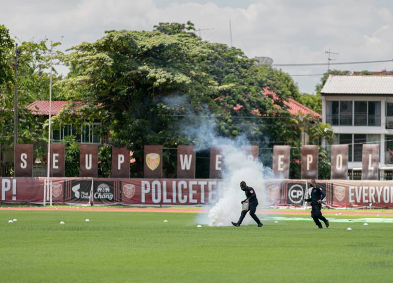 ภาพสาธิตการยิงแก๊สน้ำตากับตอนสถานการณ์จริง ภาพสาธิตการยิงแก๊สน้ำตากับตอนสถานการณ์จริง