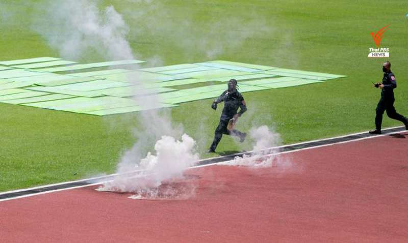 ภาพสาธิตการยิงแก๊สน้ำตากับตอนสถานการณ์จริง ภาพสาธิตการยิงแก๊สน้ำตากับตอนสถานการณ์จริง