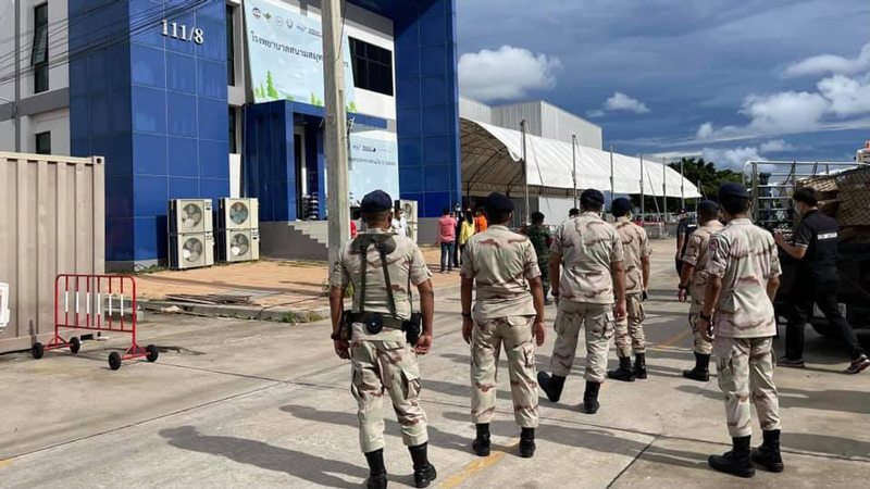ทหารลงพื้นที่ รพ.สนาม หลังมีข่าวคนป่วยจัดเซ็กส์หมู่ ทหารลงพื้นที่ รพ.สนาม หลังมีข่าวคนป่วยจัดเซ็กส์หมู่
