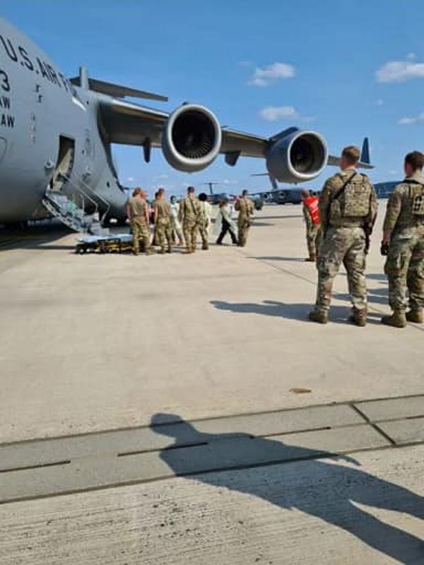 สาวอัฟกันคลอดลูกบนเครื่องบิน สาวอัฟกันคลอดลูกบนเครื่องบิน