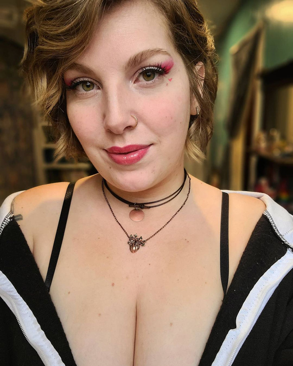 สาวขายตดจนกลายเป็นธุรกิจ สาวขายตดจนกลายเป็นธุรกิจ