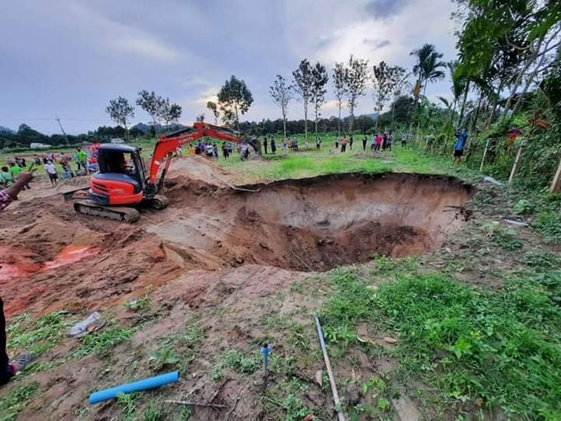 เจ้าของสวนทุเรียนคุมก่อสร้างขุดดินกลับเจอดินถล่มทับร่างหาย เจ้าของสวนทุเรียนคุมก่อสร้างขุดดินกลับเจอดินถล่มทับร่างหาย