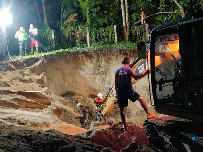 เจ้าของสวนทุเรียนคุมก่อสร้างขุดดินกลับเจอดินถล่มทับร่างหาย เจ้าของสวนทุเรียนคุมก่อสร้างขุดดินกลับเจอดินถล่มทับร่างหาย