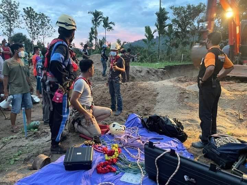 เจ้าของสวนทุเรียนคุมก่อสร้างขุดดินกลับเจอดินถล่มทับร่างหาย เจ้าของสวนทุเรียนคุมก่อสร้างขุดดินกลับเจอดินถล่มทับร่างหาย