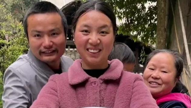 หนุ่มทำคลิปใช้ชีวิตชนบทที่แท้ลวงโลกทั้งพ่อแม่เพื่อนบ้านปลอมหมด หนุ่มทำคลิปใช้ชีวิตชนบทที่แท้ลวงโลกทั้งพ่อแม่เพื่อนบ้านปลอมหมด