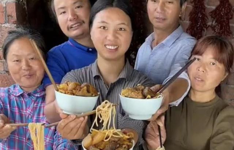 หนุ่มทำคลิปใช้ชีวิตชนบทที่แท้ลวงโลกทั้งพ่อแม่เพื่อนบ้านปลอมหมด หนุ่มทำคลิปใช้ชีวิตชนบทที่แท้ลวงโลกทั้งพ่อแม่เพื่อนบ้านปลอมหมด